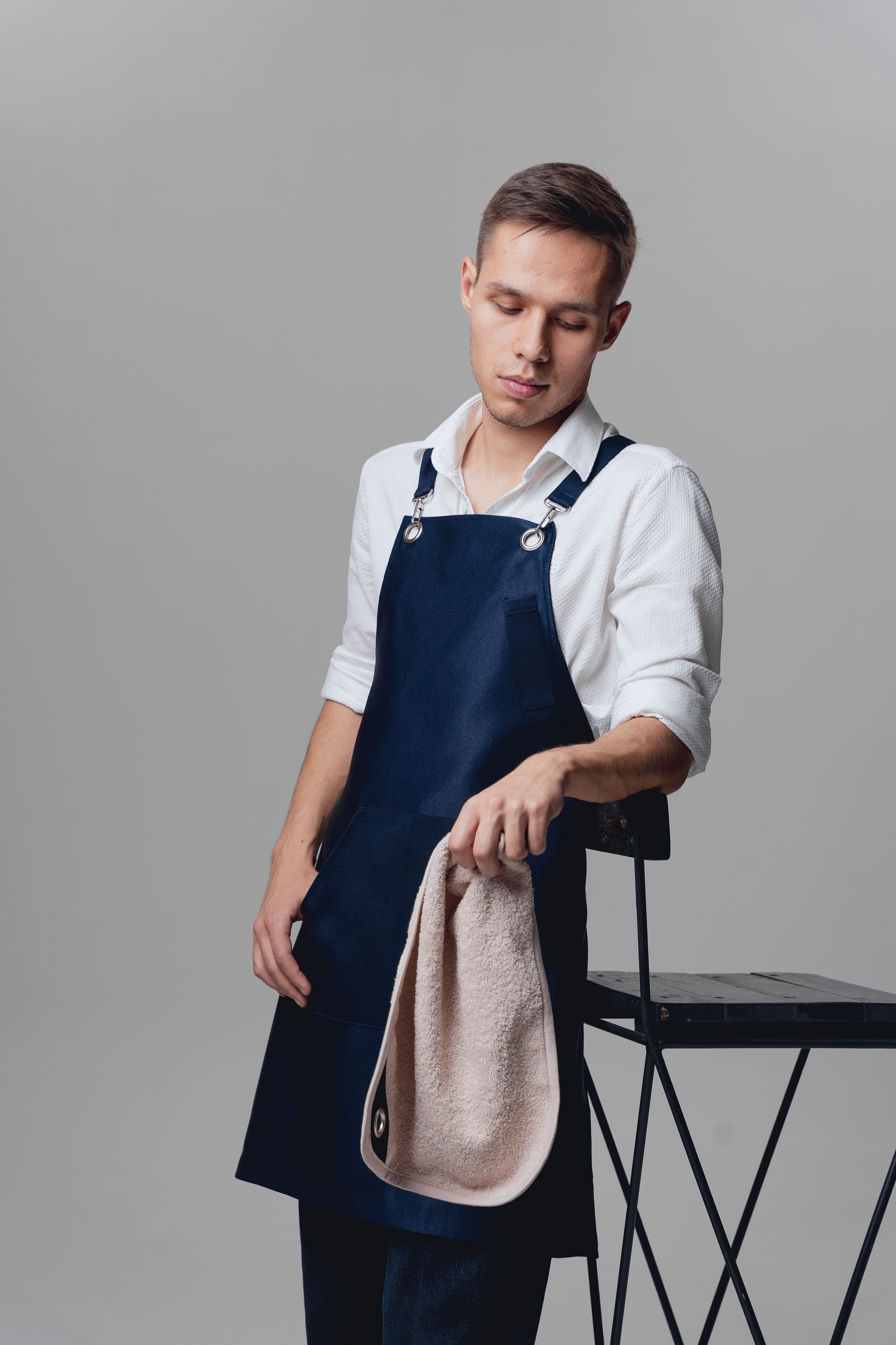 Nettoyage d'un tablier en cuir avec un chiffon doux et conditionneur