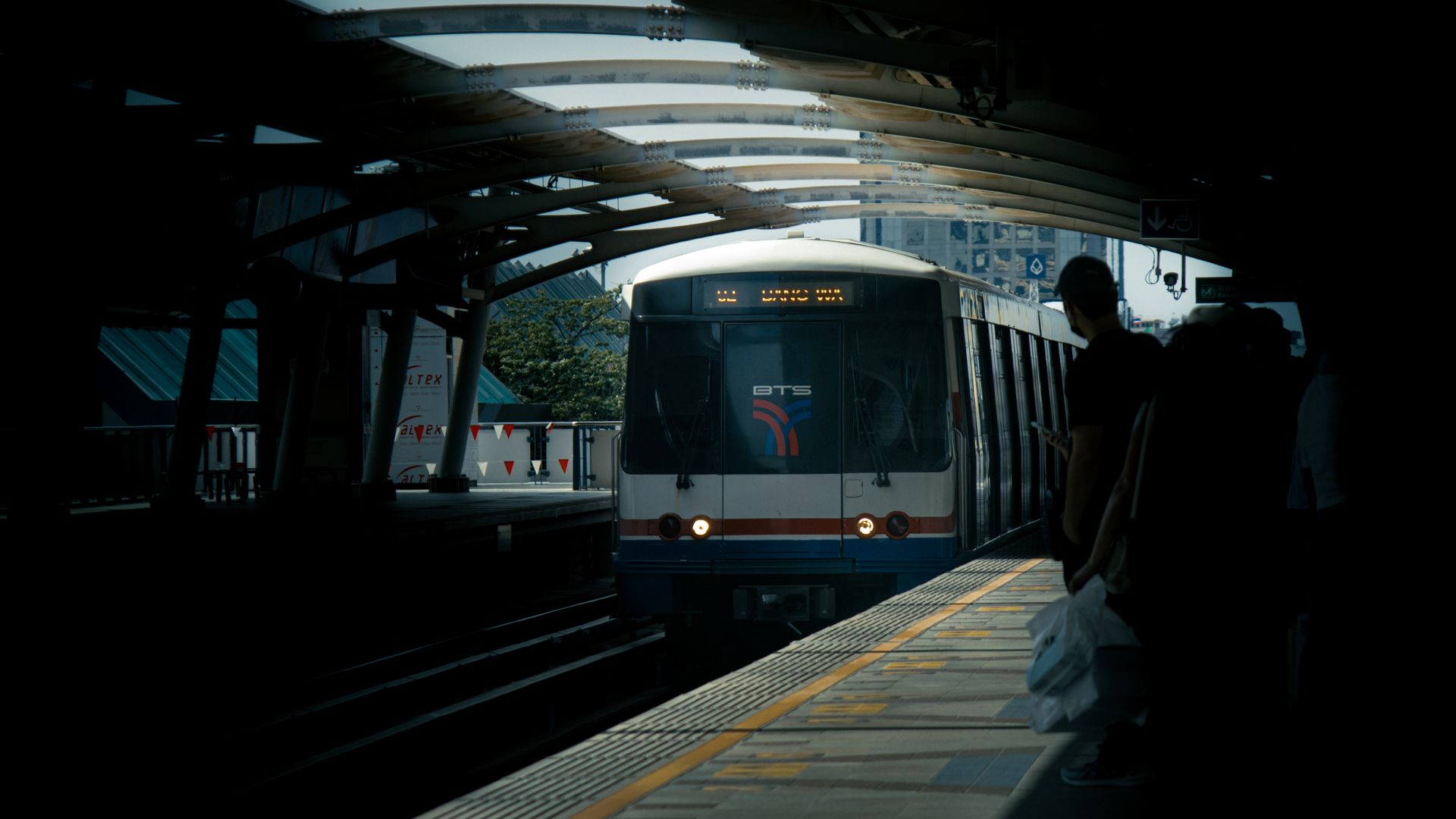 Bangkok'ta bir tren istasyonu peronuna yaklaşan tren