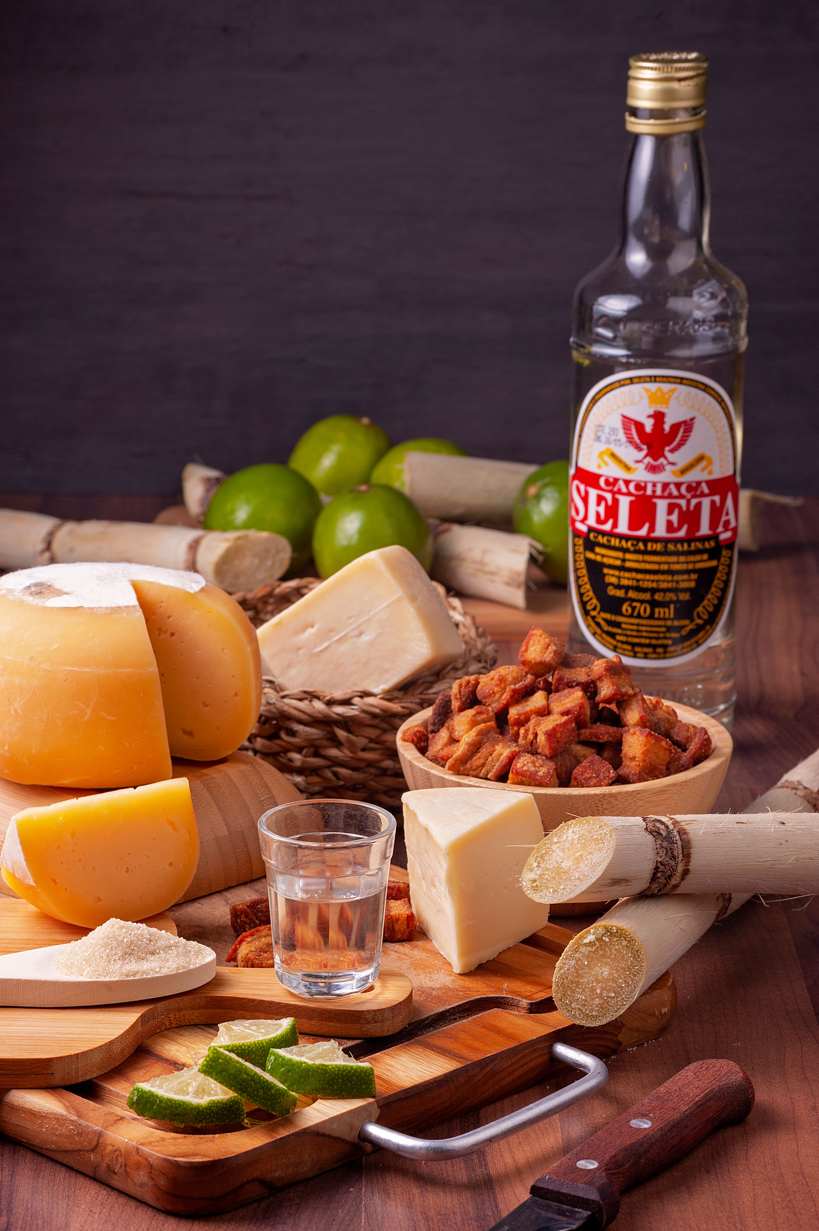 A gourmet tasting board with cheese, limes, cachaça, sugarcane, and snacks, perfect for a luxurious dining experience.