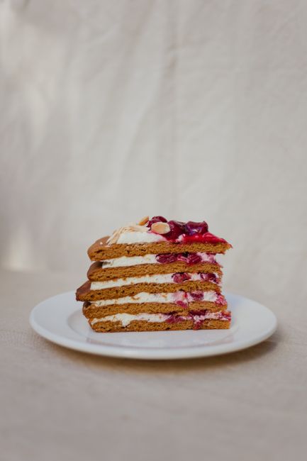 Delicious layered cake with berries and cream, perfect for dessert lovers.
