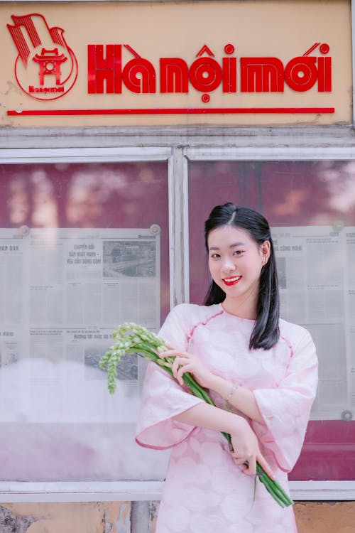 Asyalı kadın, ayakta, bitkiler içeren Ücretsiz stok fotoğraf