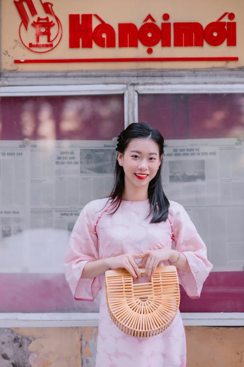 Asyalı kadın, ayakta, çanta içeren Ücretsiz stok fotoğraf
