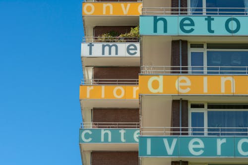 apartmanlar, balkonlar, bina içeren Ücretsiz stok fotoğraf