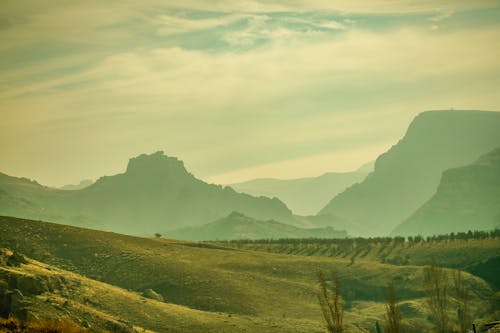 Foto profissional grátis de cênico, colinas, garoa