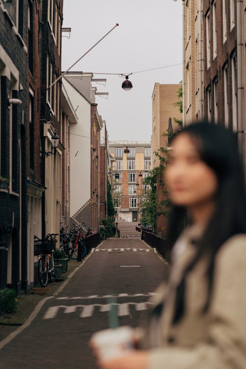 Kostnadsfri bild av asfalt, brunett, byggnader