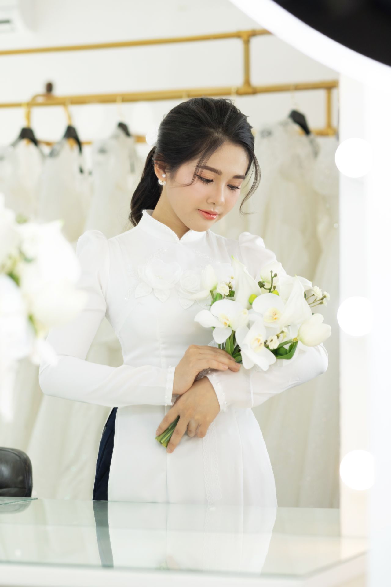 Cô dâu áo dài trắng ôm bó hoa
