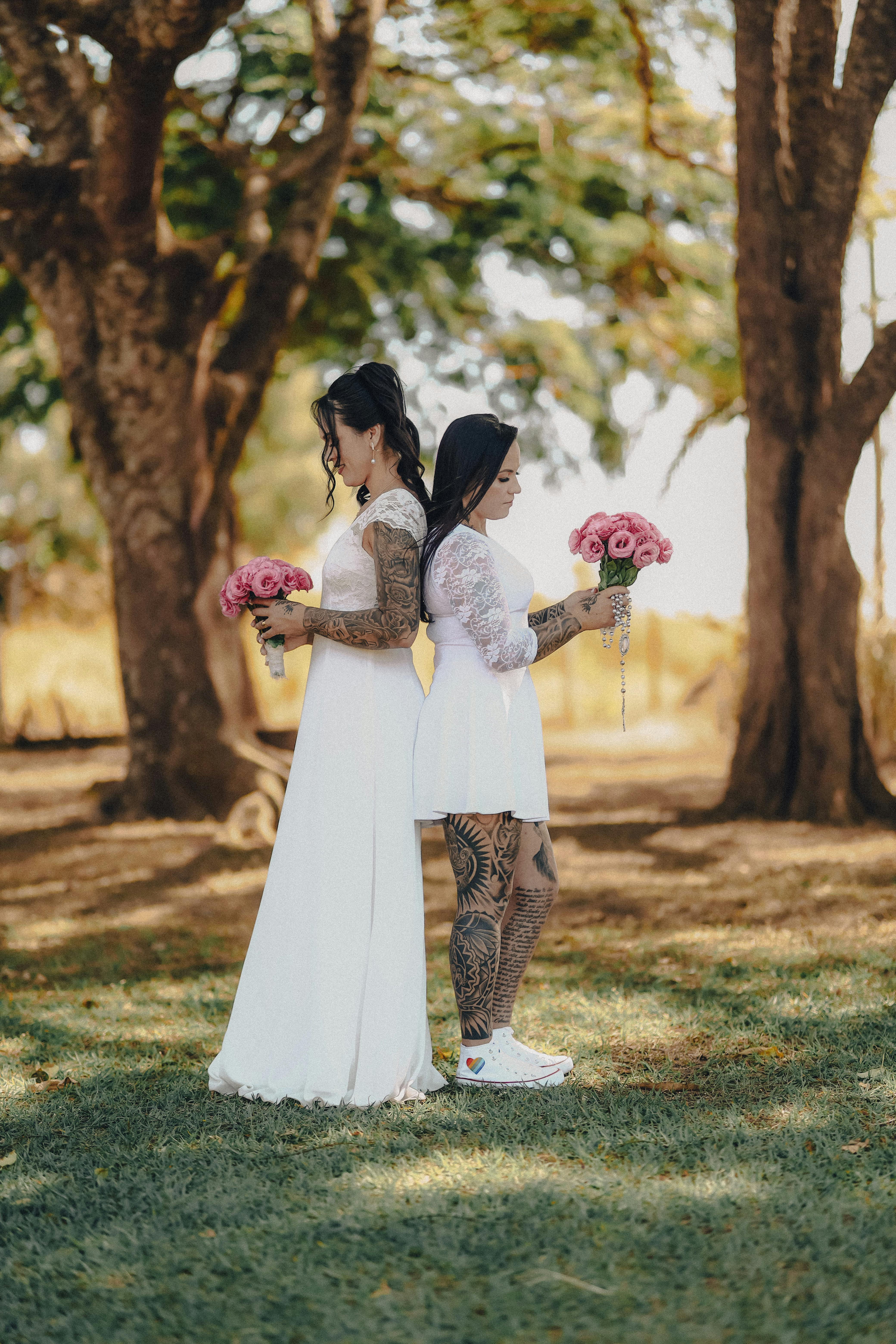 brides posing together