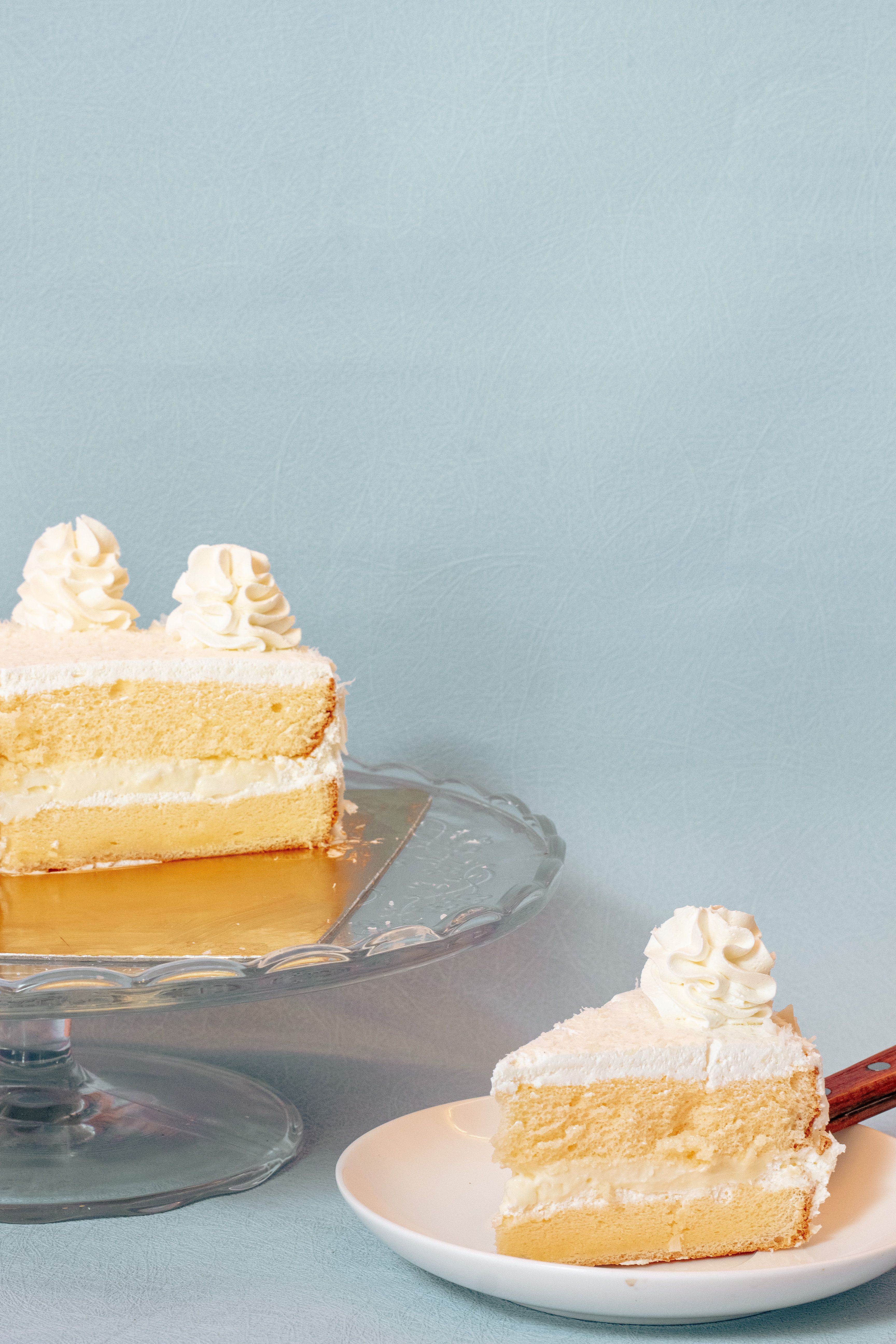 Slice of vanilla sponge cake, photo by Augustinus Martinus Noppé on Pexels