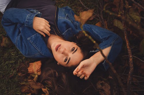 Femme Portant Une Veste En Jean Bleu