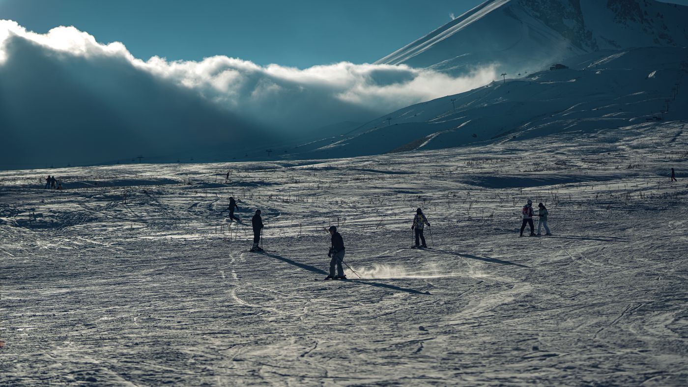 What Actually Happens in Your First Ski Lesson (Before You Overthink It)