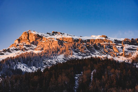 日落时分，白雪皑皑的夏蒙尼山脉景色壮丽，尽显自然之美