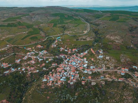 Explore the scenic aerial view of Felahiye town amidst lush greenery in Kayseri, Türkiye.