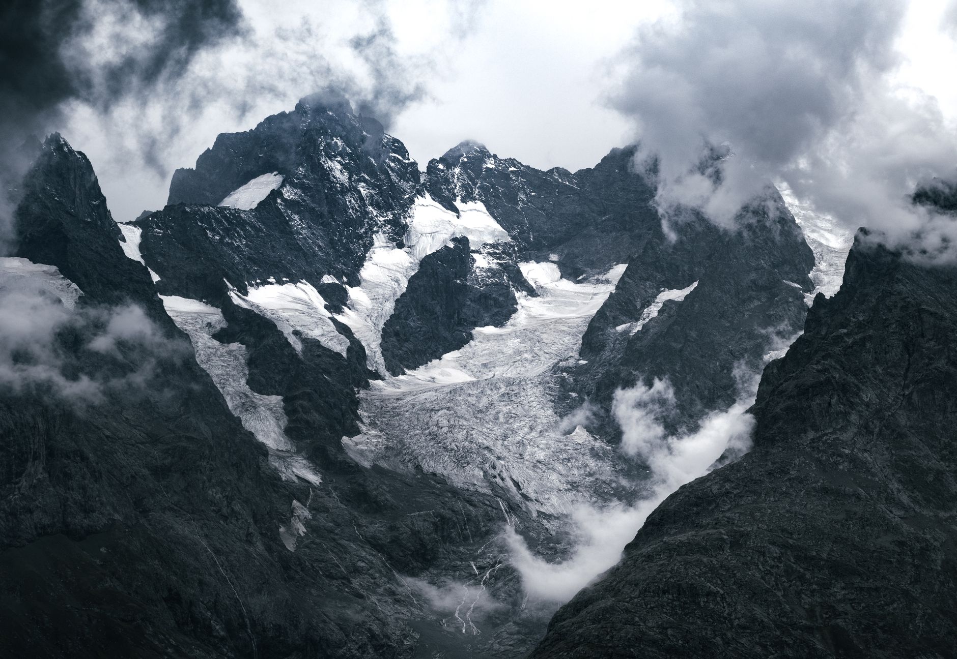 Himalaya'daki buzul kopmasından sonra oluşan sel felaketi