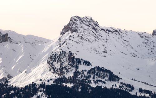 Free Majestic Alpine peaks covered in fresh snow create a serene winter landscape. Stock Photo