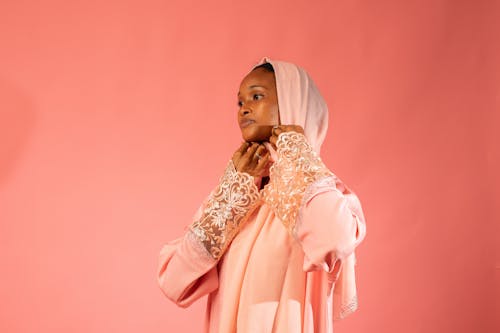 Foto d'estoc gratuïta de dona, fons rosa, hijab