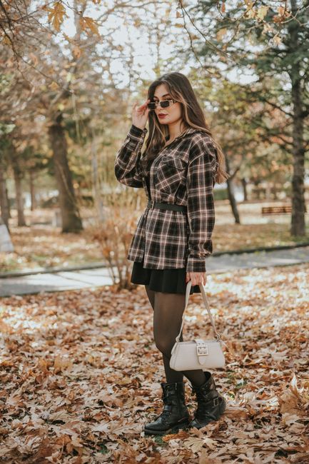 Bugün kahverengi ekose ceketi kemerle kapatıp çıktım. Sonbahar parkının içinde bu tonlar çok uyumlu duruyor 🍂
#günlükkombin #brown #jacket #skirt