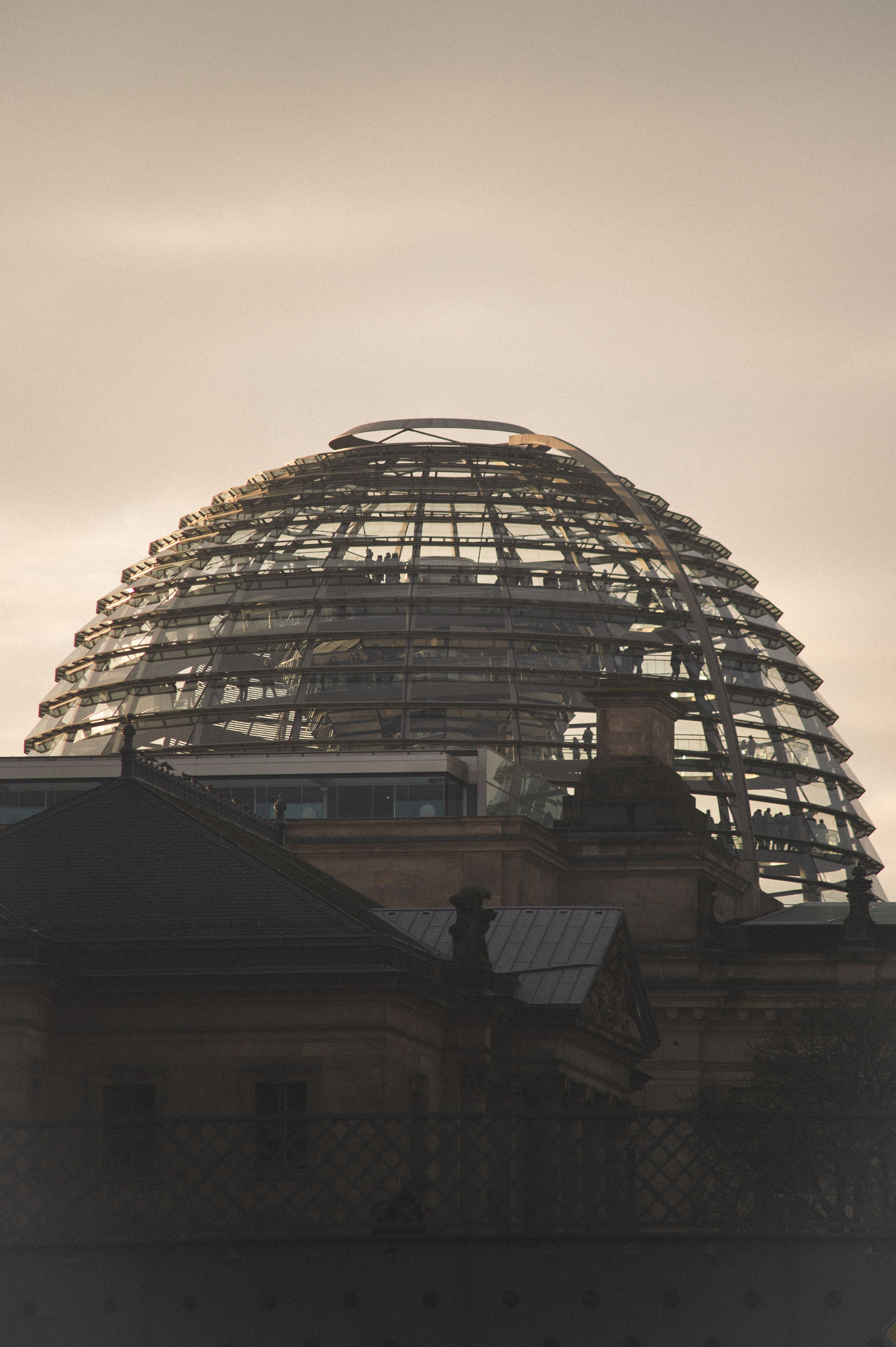 Fotomural Captura de la impresionante cúpula del Reichstag en Berlín, Alemania, durante la luz de la tarde.