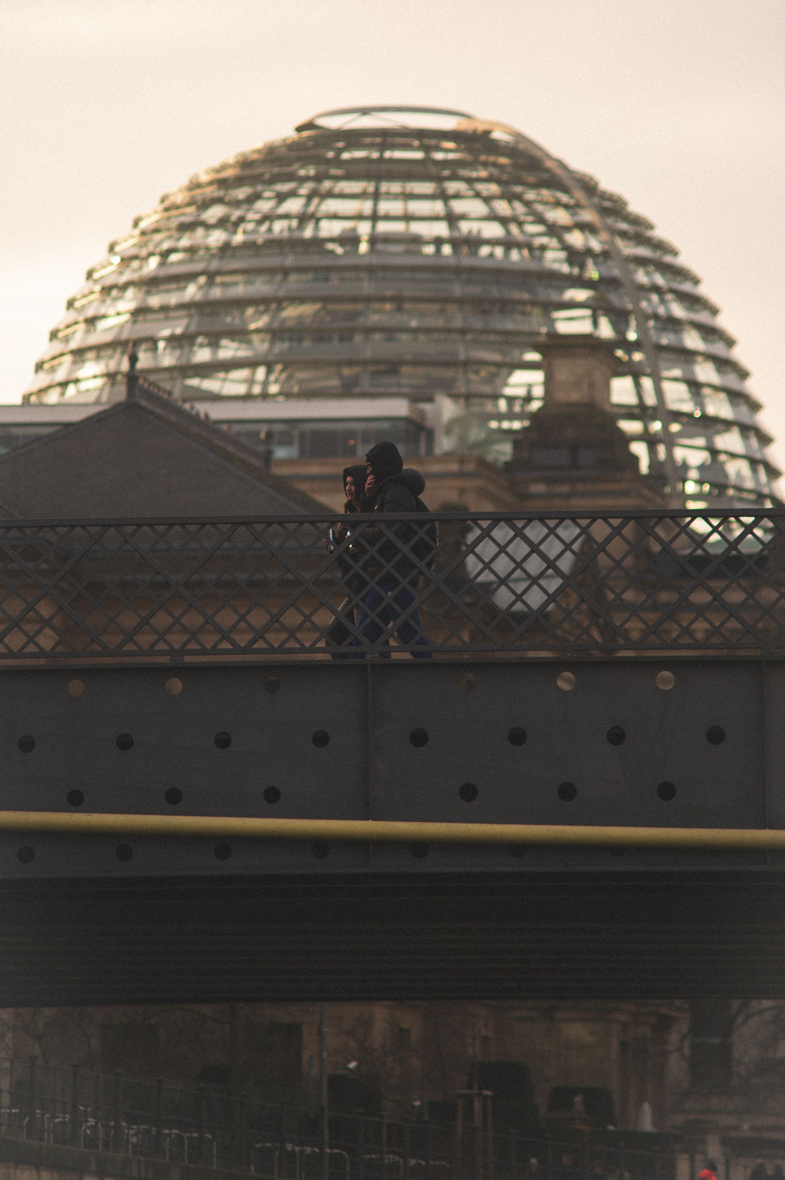 Fotomural Un fotógrafo capturando momentos cerca de la Cúpula del Reichstag en Berlín, Alemania.