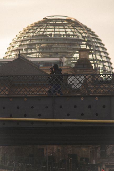 Fotomural Un fotógrafo capturando momentos cerca de la Cúpula del Reichstag en Berlín, Alemania.