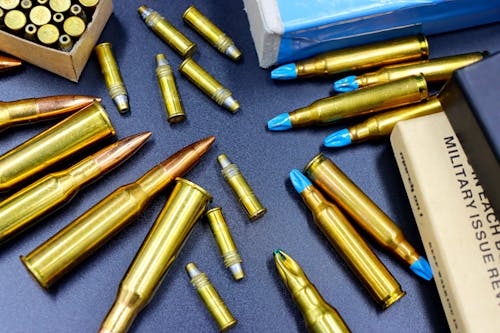 Fotos de stock gratuitas de balas, dorado, fondo azul oscuro