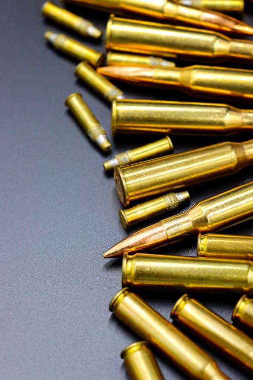 Kostnadsfri bild av ammunition, grå bakgrund, gyllene