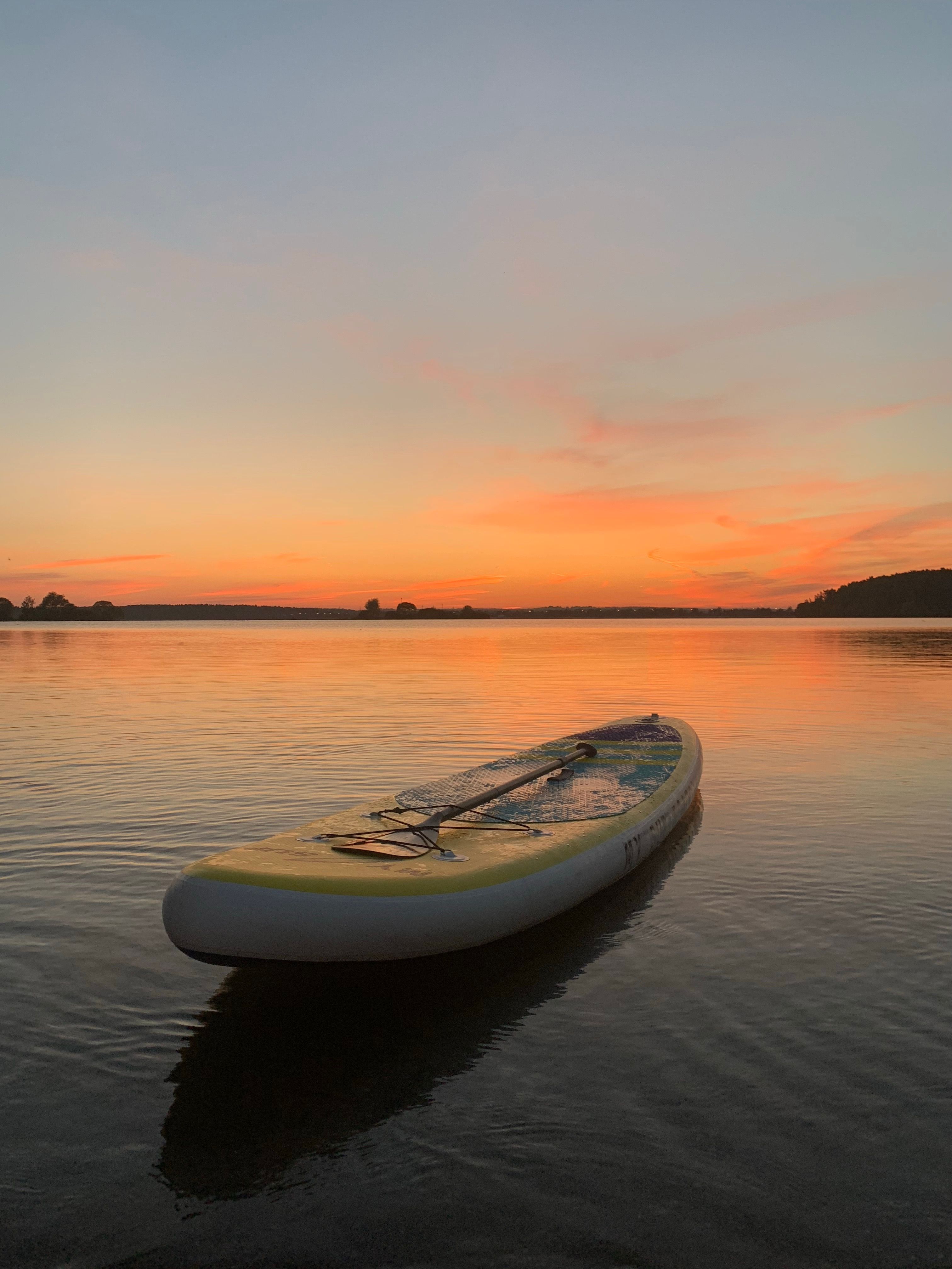 Boat on the Lake at Dusk · Free Stock Photo