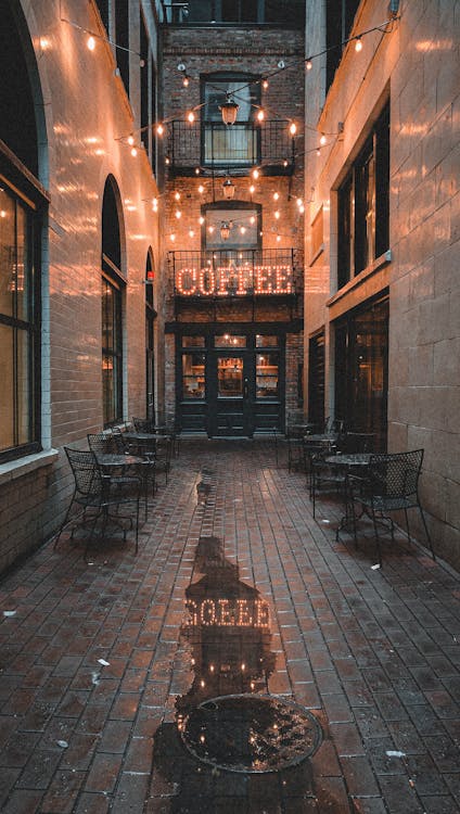 Coffee Shop in a Narrow Alley · Free Stock Photo
