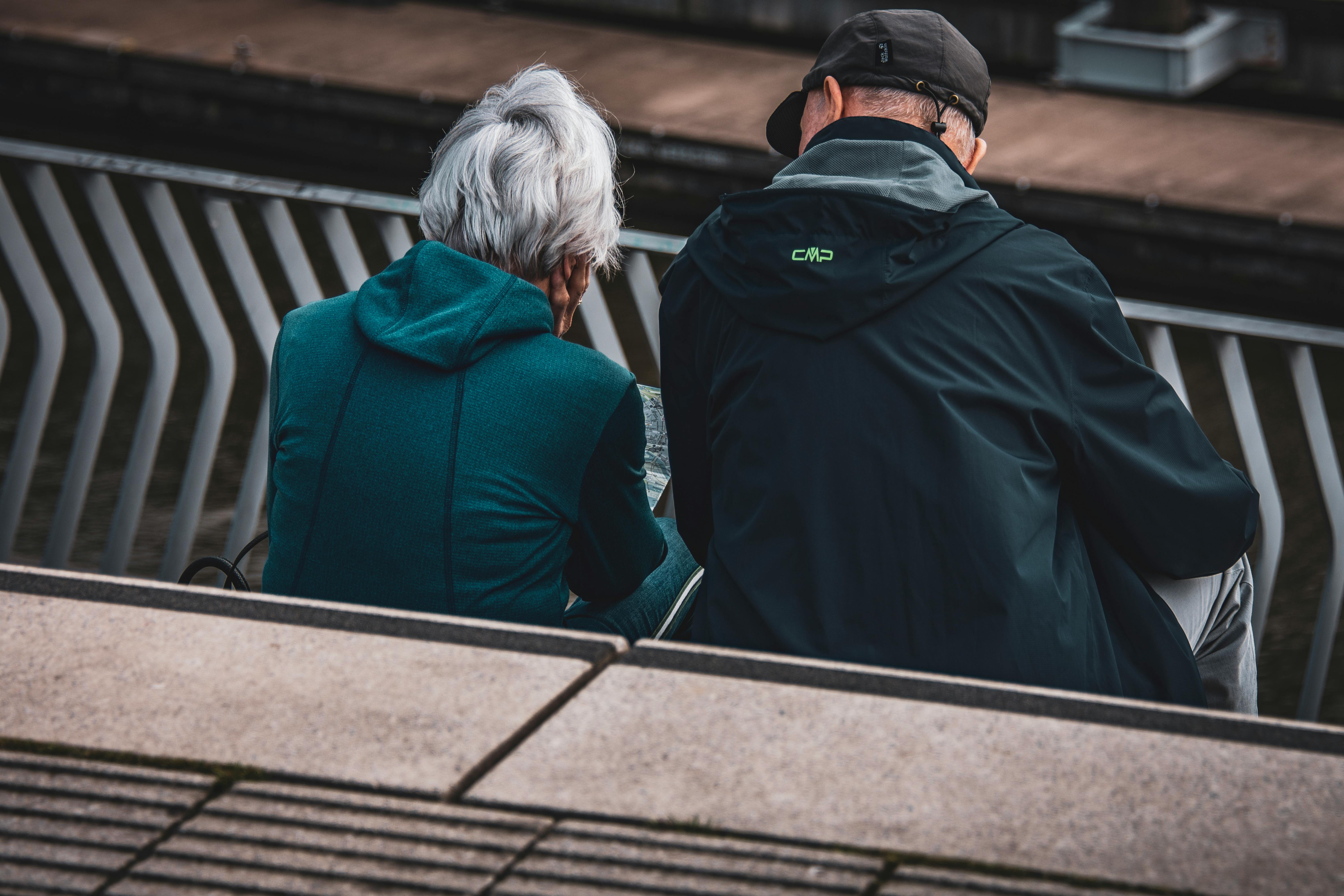 Retirement planning shifts as older investors seek clarity, younger adults pursue aligned goals — Photo by Stephan Saloth on 