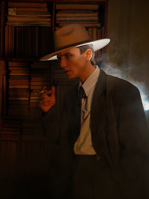 Foto d'estoc gratuïta de barret, blazer, cigarret