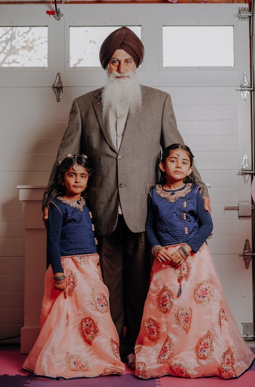 Immagine gratuita di abbigliamento tradizionale, famiglia indiana, in piedi
