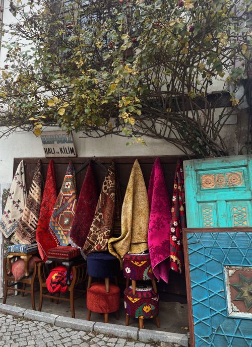 Free Traditional carpets and colorful textiles in a vibrant street market in Ankara, Türkiye. Stock Photo