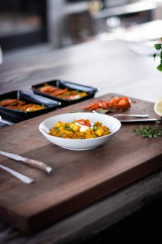 木制砧板上放着一顿美食的特写镜头，上面有充满活力的蔬菜和香草