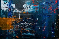 这幅色彩缤纷的抽象画，以动态的笔触和画布上充满活力的飞溅为特色