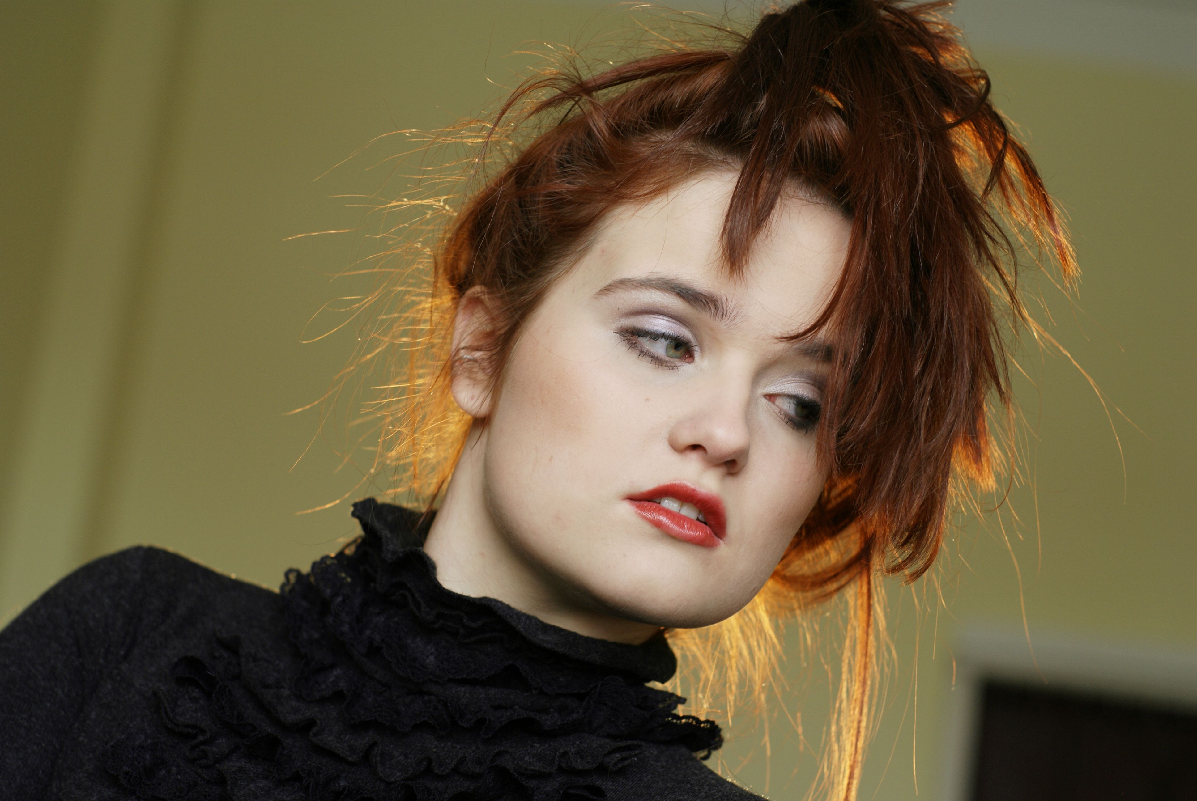 <p/><p>Model rambut medium atau sebahu ini emang nggak pernah lekang oleh waktu. Selain fleksibel, model ini juga mudah diatur dan cocok untuk berbagai bentuk wajah. Di tahun 2025, model rambut medium ini bakal hadir dengan sentuhan yang lebih modern:<p/><p><p><p/><p/><p>a.  **Shaggy Layer:** Potongan layer yang berantakan dan memberikan volume pada rambut. Gaya ini cocok buat kamu yang punya rambut tipis atau pengen tampilan yang lebih *effortless*.<p/><p><p><p/><p/><p>b.  **Curtain Bangs:** Poni belah tengah yang membingkai wajah. Gaya poni ini lagi *hype* banget sekarang, dan diprediksi bakal terus jadi tren di tahun 2025.<p/><p><p><p/><p/><p>c.  **Long Bob (Lob):** Potongan bob yang lebih panjang, sekitar sebahu atau sedikit di bawahnya. Lob ini cocok buat kamu yang pengen transisi dari rambut panjang ke pendek, atau sebaliknya.<p/><p><p><p/><p/><p><h2>3. Model Rambut Panjang: Klasik dengan Sentuhan Modern