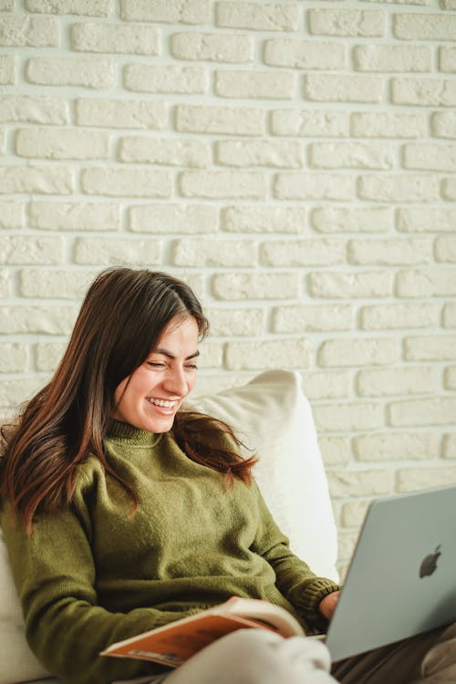 Gratis stockfoto met aan het studeren, appel, boek