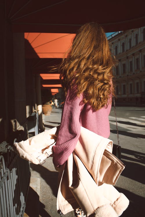 在大街上暖和的外套的匿名女人