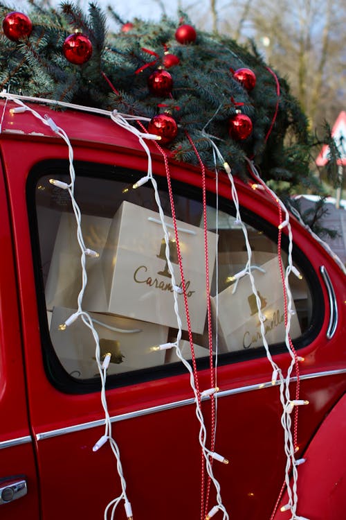 Fotos de stock gratuitas de ambiente navideño, árbol de Navidad, coche rojo