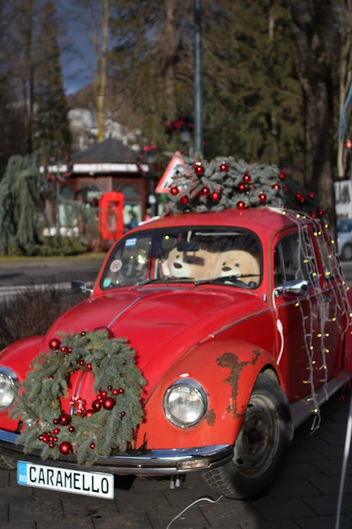Fotos de stock gratuitas de ambiente navideño, árbol de Navidad, coche rojo