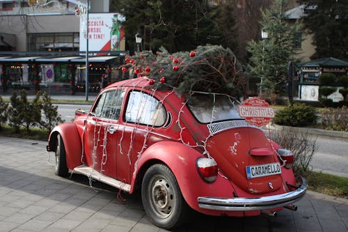 Fotos de stock gratuitas de ambiente navideño, árbol de Navidad, coche rojo