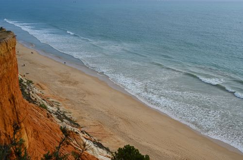Free A breathtaking view of Faro's coastline with sandy beaches and rugged cliffs. Stock Photo