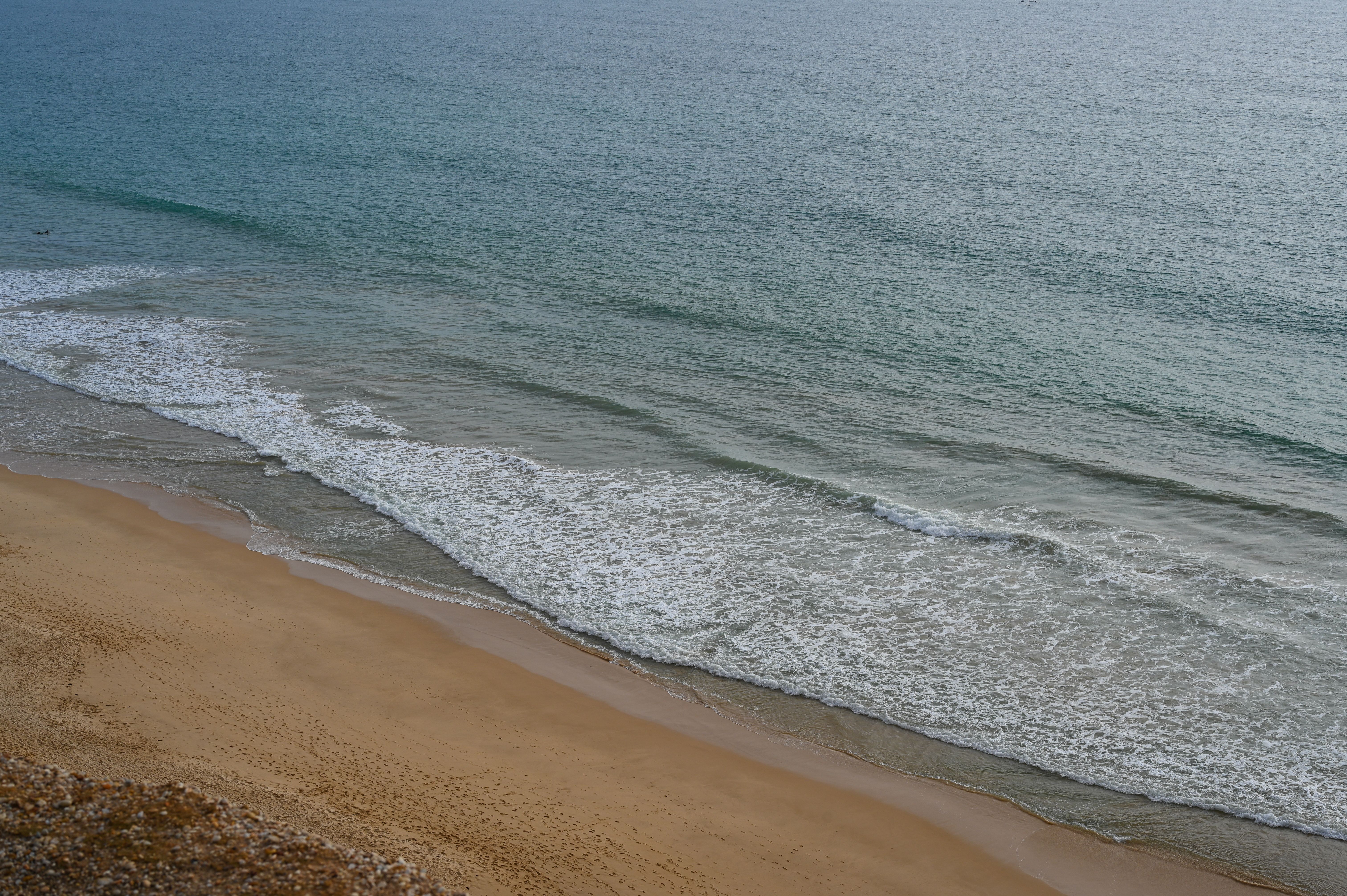 Vue aérienne des vagues et du sable, plage atlantique
