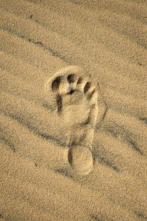 Darmowe zdjęcie z galerii z odcisk stopy, piasek, pionowy strzał