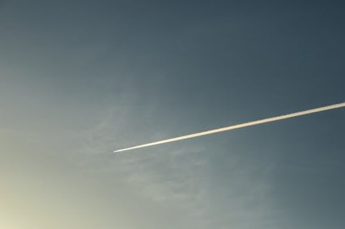 Gratis stockfoto met blauwe lucht, contrails, daglicht