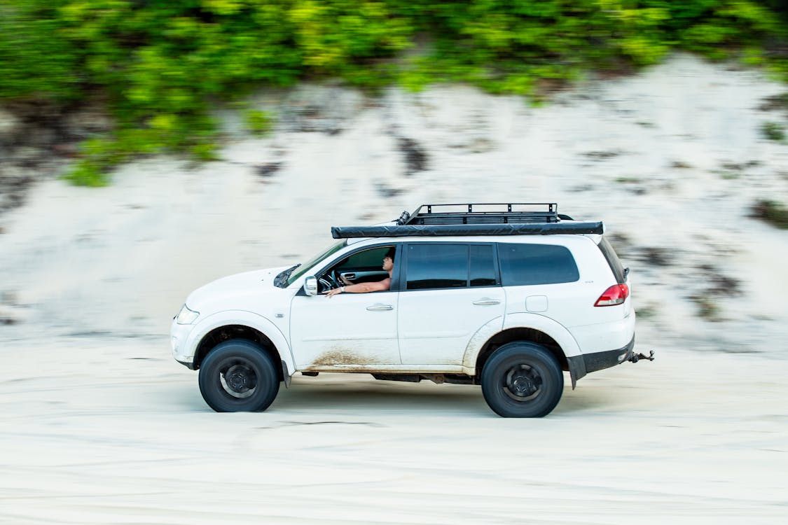 White Mitsubishi Pajero Offroad