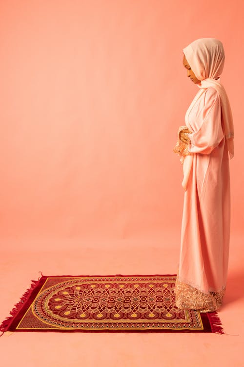 Kostenloses Stock Foto zu abaya, frau, gebetsteppich