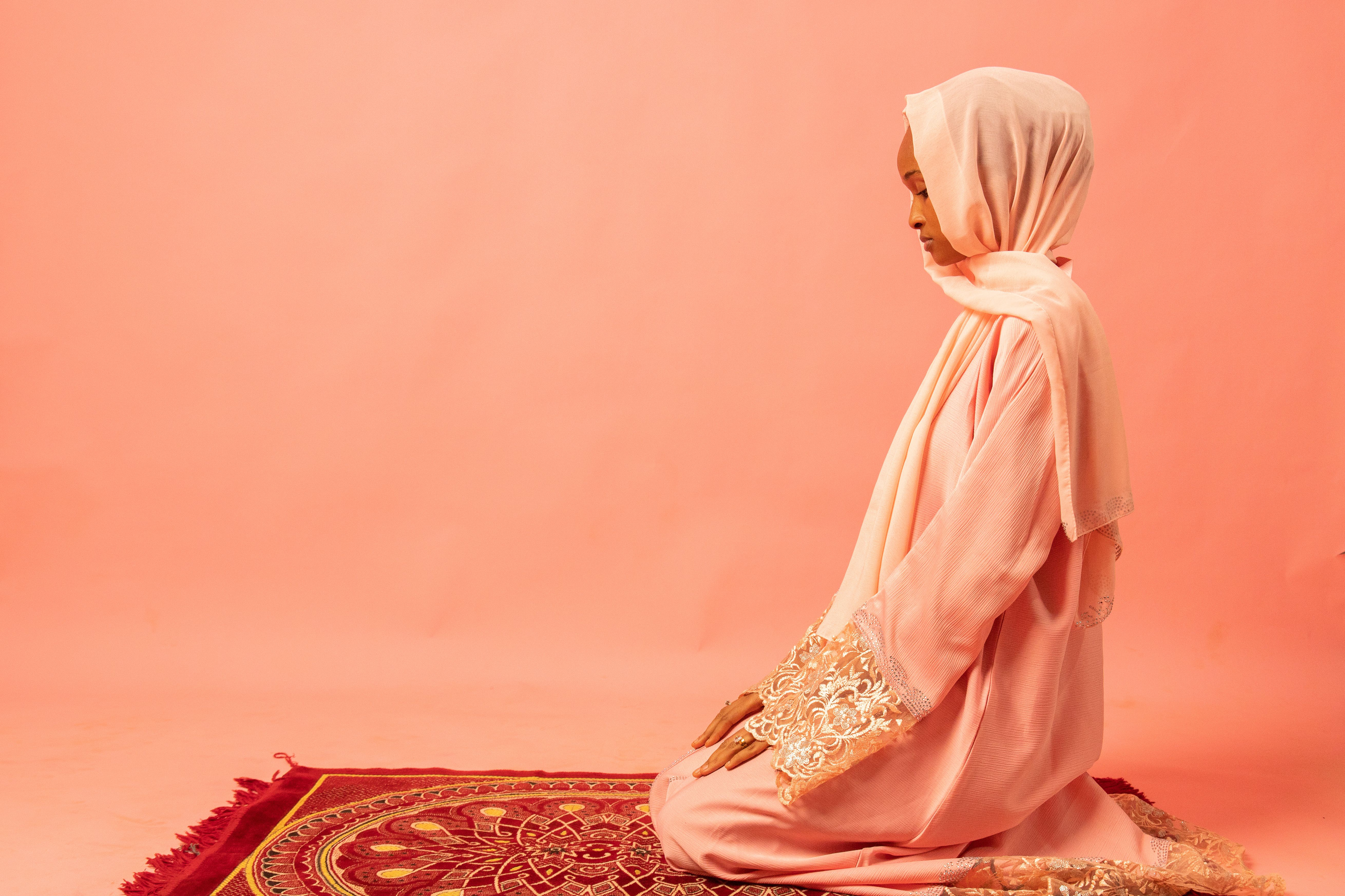 Photo gratuite de à l'intérieur, abaya, calme, cérémonie, concentrer