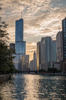 日落时分，沿河欣赏芝加哥标志性天际线的壮丽景色