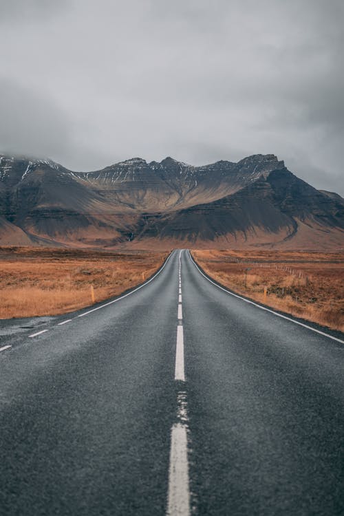 空曠的公路，俯瞰山在黑暗的天空下