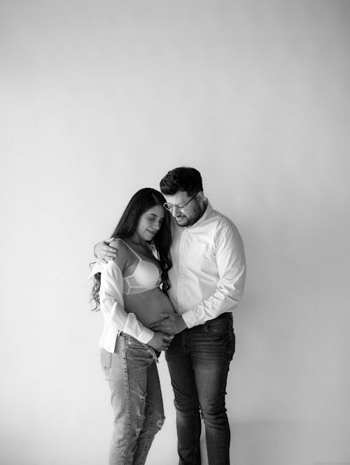 Fotos de stock gratuitas de blanco y negro, camisa, embarazada