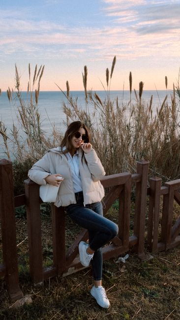 Chamarra acolchada contra el viento y jeans, así la tarde junto al agua queda perfecta 🌊
#lookdeldia #beige #pufferjacket #jeans